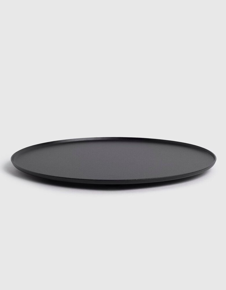 Våges Våges ijzeren tray op pootjes Ø24.5cm Zwart Våges Våges ijzeren tray op pootjes Ø24.5cm Zwart
