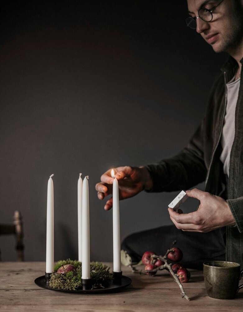 Våges Våges ijzeren tray op pootjes Ø24.5cm Zwart Våges Våges ijzeren tray op pootjes Ø24.5cm Zwart