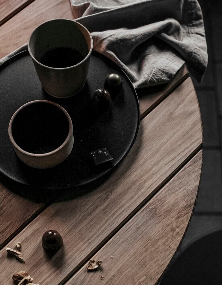 Våges Våges ijzeren tray op pootjes Ø24.5cm Zwart Våges Våges ijzeren tray op pootjes Ø24.5cm Zwart