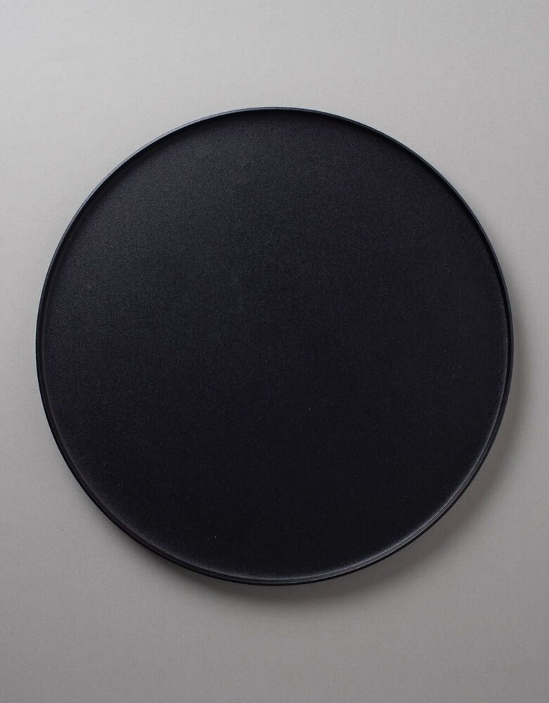 Våges Våges ijzeren tray op pootjes Ø24.5cm Zwart Våges Våges ijzeren tray op pootjes Ø24.5cm Zwart