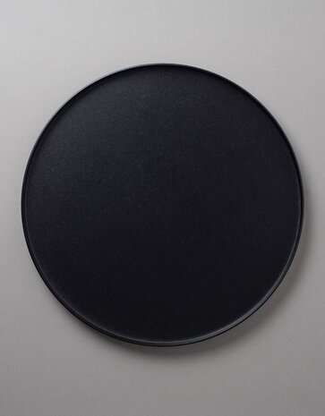 Våges Våges ijzeren tray op pootjes Ø24.5cm Zwart Våges Våges ijzeren tray op pootjes Ø24.5cm Zwart