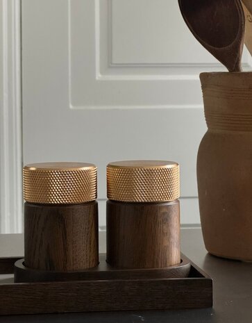 Gejst Gejst Sina Zout- en Pepermolen set met tray donker eiken met messing