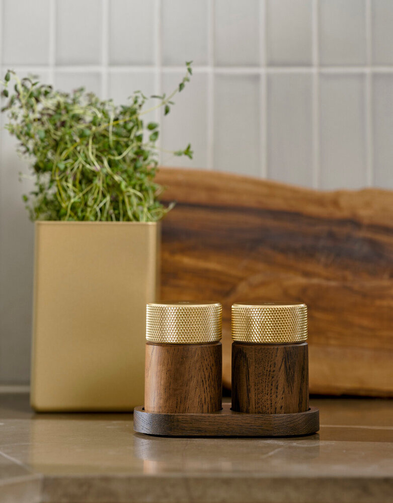 Gejst Gejst Sina Zout- en Pepermolen set met tray donker eiken met messing