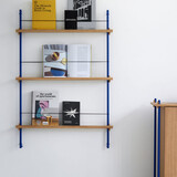 Moebe Moebe boeken wandrek 123x85x7cm eiken planken  (diverse kleuren palen)