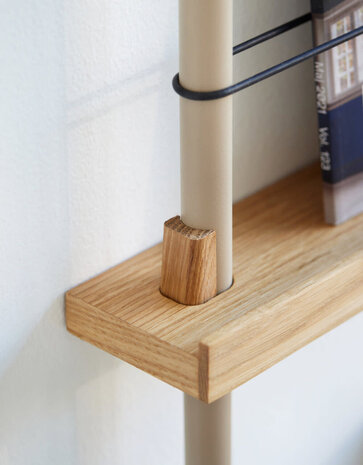 Moebe Moebe boeken wandrek 123x85x7cm eiken planken  (diverse kleuren palen)