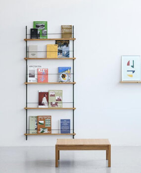 Moebe Moebe boeken wandrek 188x85x7cm gerookt eiken planken (diverse kleuren palen) Moebe Moebe boeken wandrek 188x85x7cm gerookt eiken planken (diverse kleuren palen)