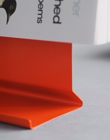 Moebe Moebe x Penguin Bookend orange