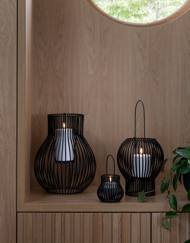 Uyuni Lighting UYUNI Upside-down lantaarn voor LED kaarsen zwart metaal Medium