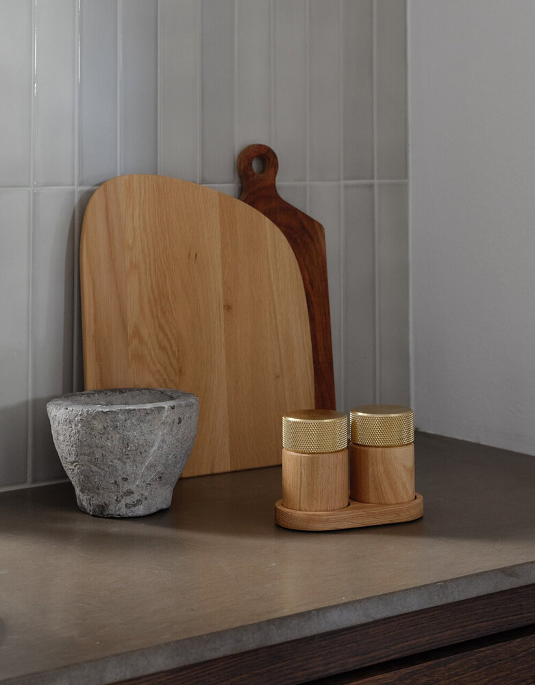 Gejst Gejst Sina Zout- en Pepermolen set met tray eiken met messing