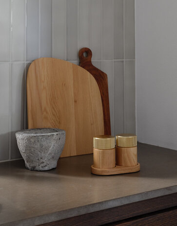 Gejst Gejst Sina Zout- en Pepermolen set met tray eiken met messing