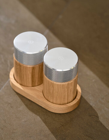 Gejst Gejst Sina Zout- en Pepermolen set met tray eiken met Steel Gejst Gejst Sina Zout- en Pepermolen set met tray eiken met Steel