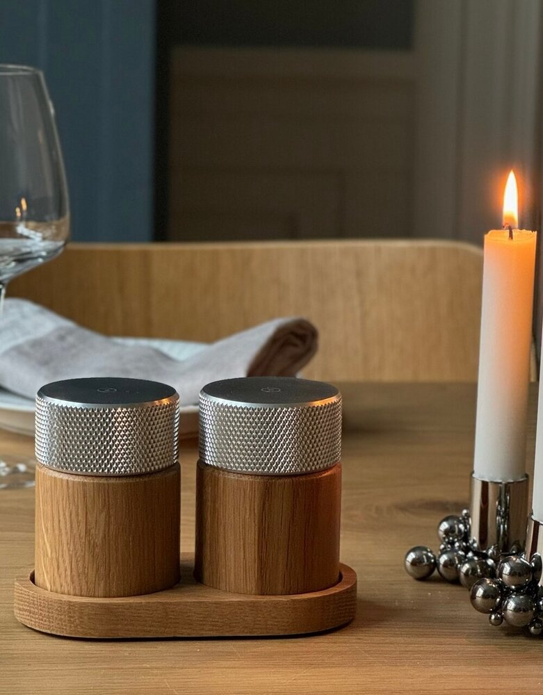 Gejst Gejst Sina Zout- en Pepermolen set met tray eiken met Steel Gejst Gejst Sina Zout- en Pepermolen set met tray eiken met Steel