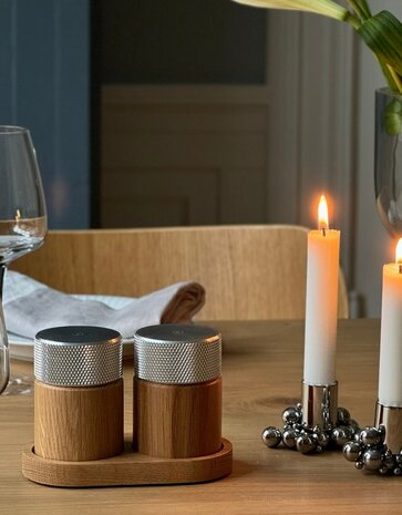 Gejst Gejst Sina Zout- en Pepermolen set met tray eiken met Steel Gejst Gejst Sina Zout- en Pepermolen set met tray eiken met Steel