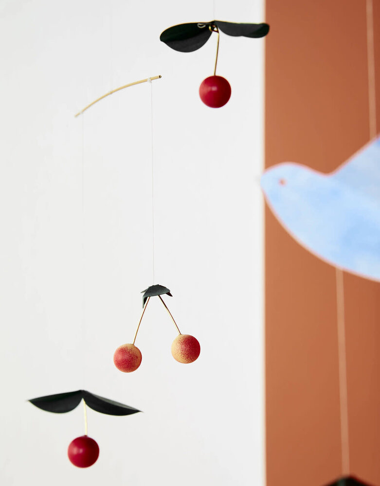 Flensted Mobiles Flensted Mobiles Cherry Bird 42x45cm mobiel Flensted Mobiles Flensted Mobiles Cherry Bird 42x45cm mobiel