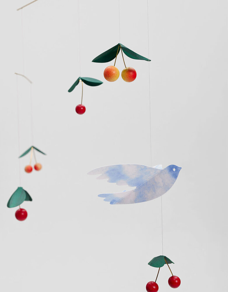 Flensted Mobiles Flensted Mobiles Cherry Bird 42x45cm mobiel Flensted Mobiles Flensted Mobiles Cherry Bird 42x45cm mobiel