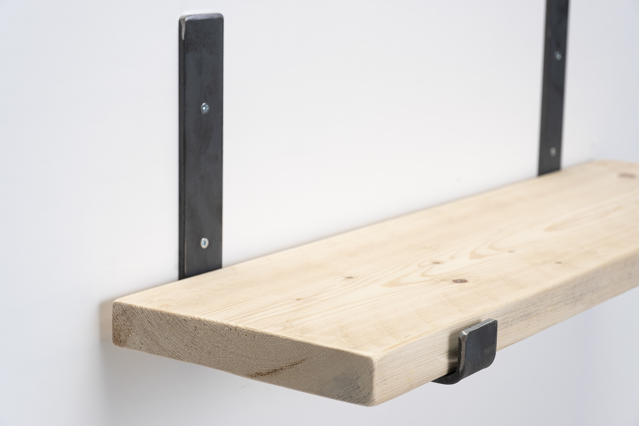 Wandplank steigerhout nieuw 2.5cm met open stalen beugels