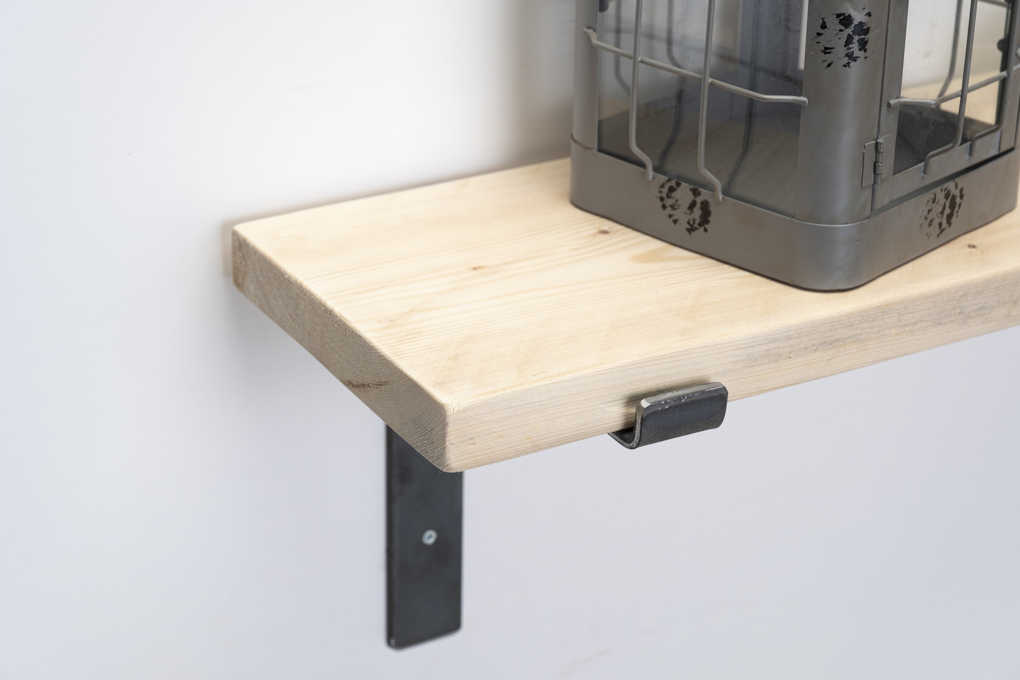 Wandplank steigerhout nieuw 2.5cm met open stalen beugels II