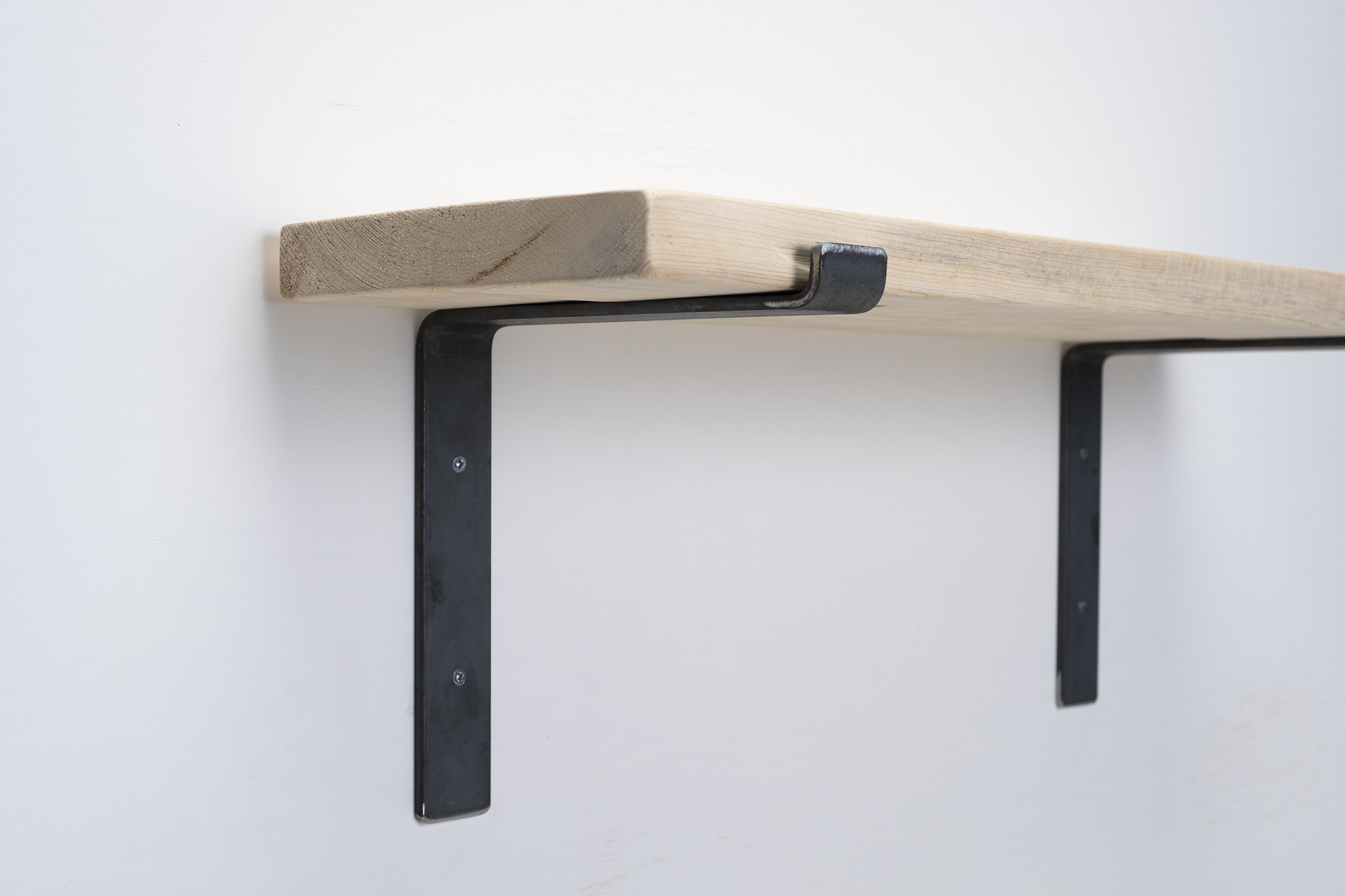 Wandplank steigerhout nieuw 2.5cm met open stalen beugels II