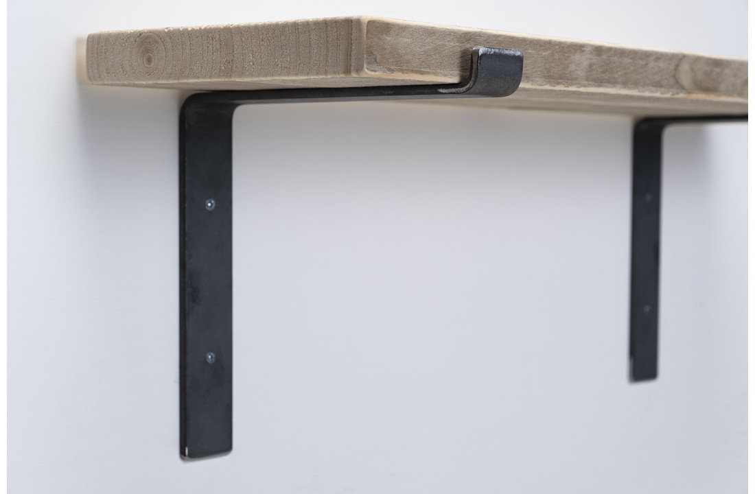 Wandplank steigerhout oud 3cm met open stalen beugels II