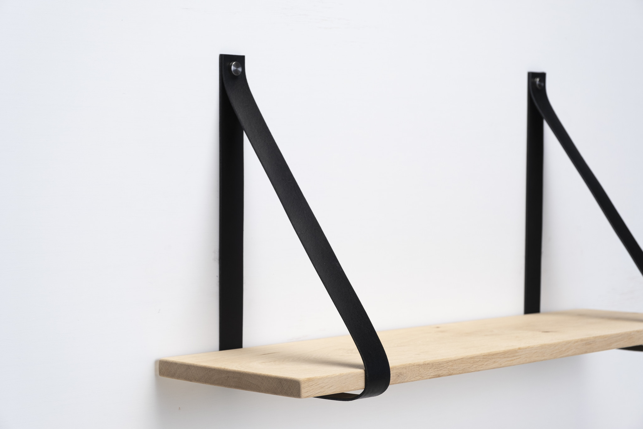 Rusteloos Geest Getand Wandplank eiken 2cm met leren plankdragers zwart - Wandplank Shop