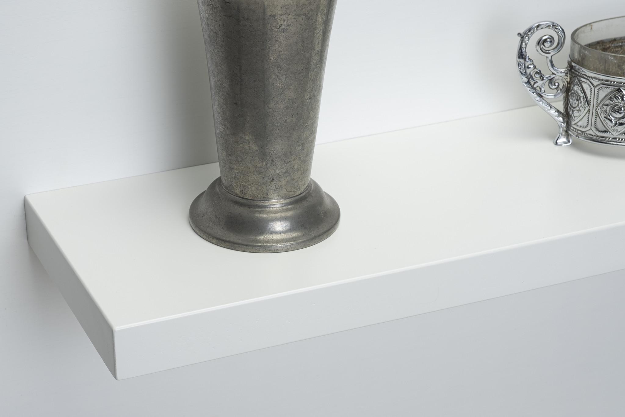 Wandtafel weiß 38 mm dick, dicht gesägt mit schwimmendem Montagesystem