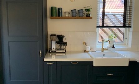 Eiken wandplank 3cm dikte geschaafd strak gezaagd met zwevend montage systeem