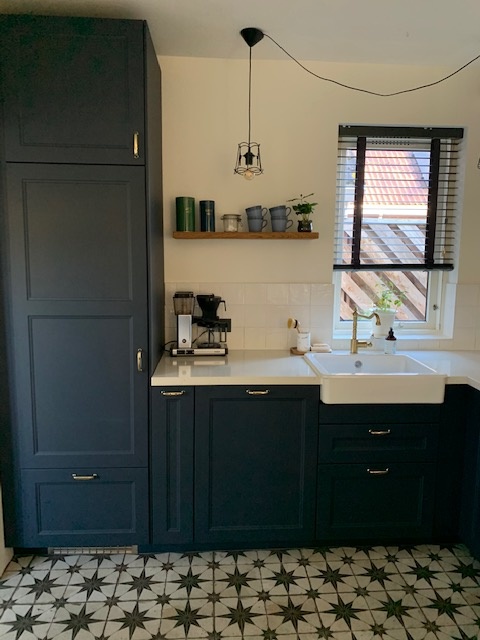 Eiken wandplank 3cm dikte geschaafd strak gezaagd met zwevend montage systeem