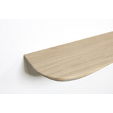 Wandregal aus Eichenholz mit einer Dicke von 3 cm, gehobelt und mit schwebendem Montagesystem in organischer Form