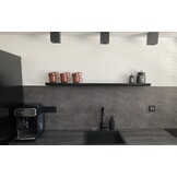 Zwart eiken wandplank 26mm geschuurd met blind montage systeem