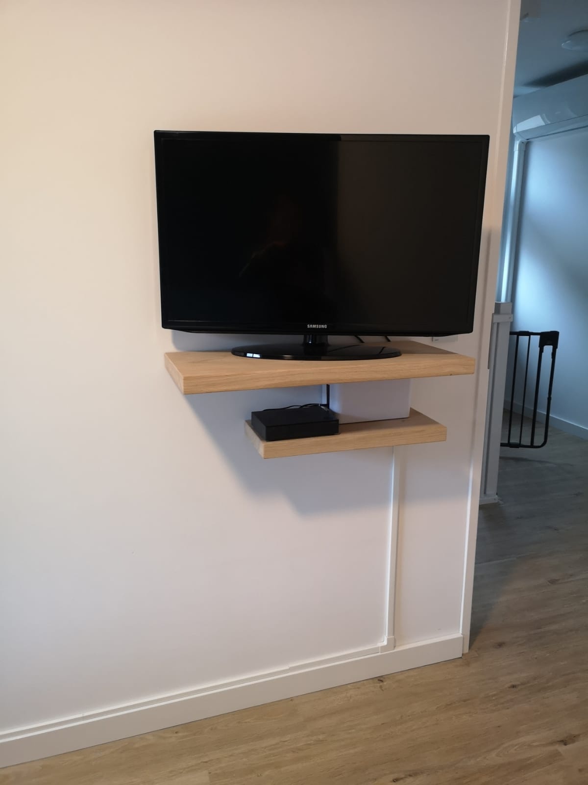 Eiken wandplank 55mm dikte geschaafd met geleefde voorkant zwevend montage systeem