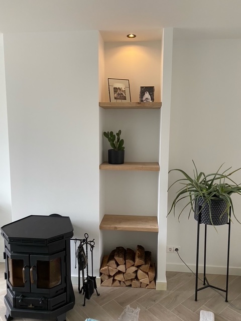 Eiken wandplank 55mm dikte geschaafd met geleefde voorkant zwevend montage systeem