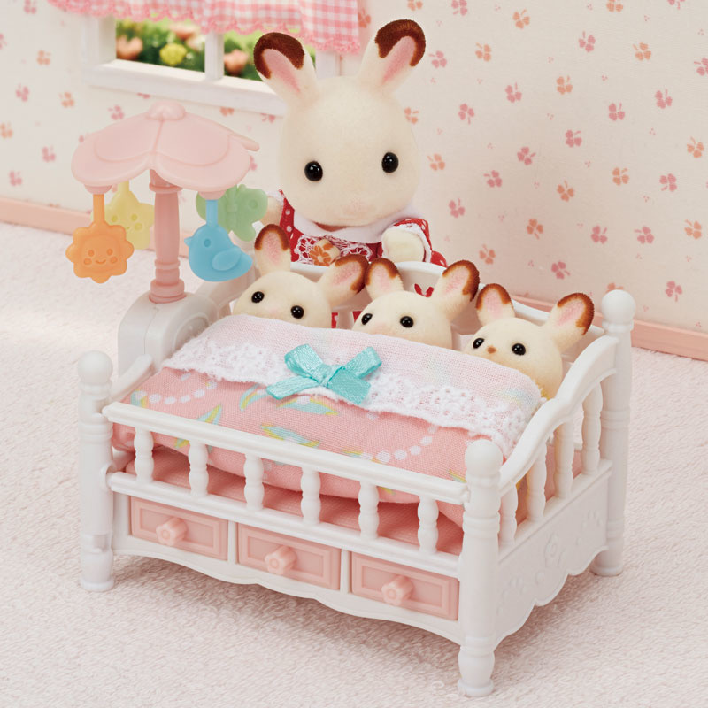 Sylvanian Families Bed voor drieling met mobiel - Sylvanianfamilies-shop