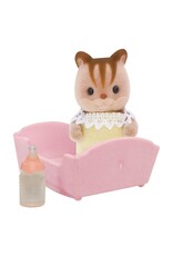 Sylvanian Families Baby eekhoorn met bedje en flesje (5065)