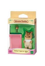 Sylvanian Families Baby eekhoorn met bedje en flesje (5065)