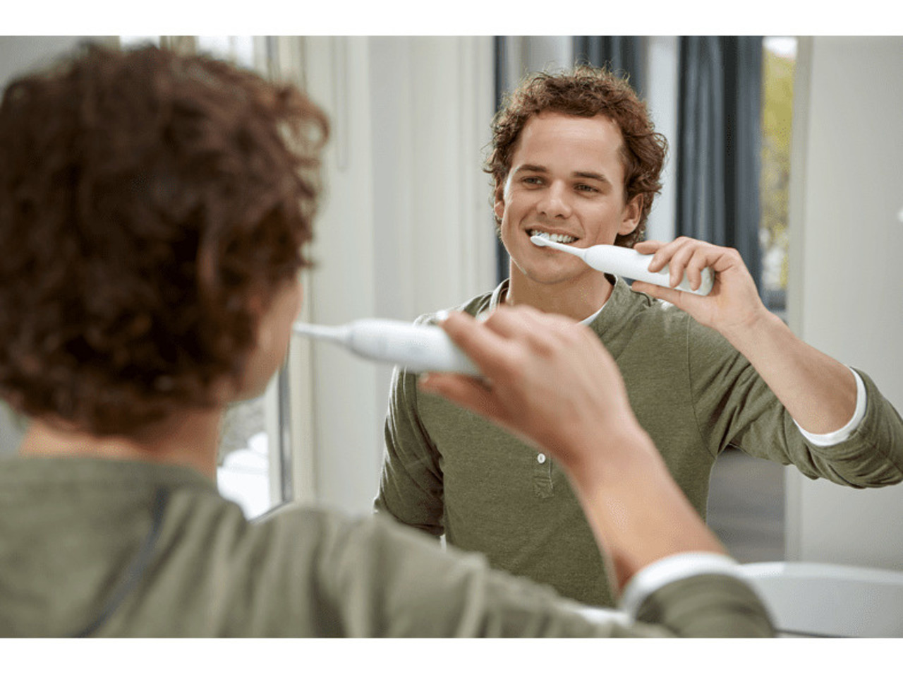 deadline Extreme armoede Voorspellen Philips Sonicare CleanCare+ HX3212/04 Lichtblauw - Elektrische tandenborstel  - BoXXer