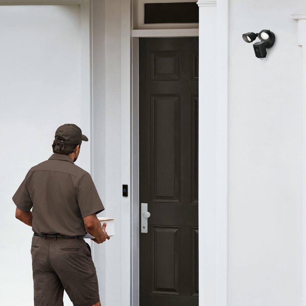 Ring Ring Floodlight Cam Wired Plus - Beveiligingscamera Ring Ring Floodlight Cam Wired Plus - Beveiligingscamera