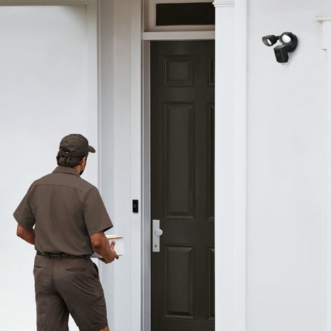 Ring Ring Floodlight Cam Wired Plus - Beveiligingscamera Ring Ring Floodlight Cam Wired Plus - Beveiligingscamera