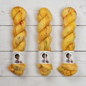 LOLABEAN YARN CO NAVY BEAN - NOT SO MELLOW YELLOW