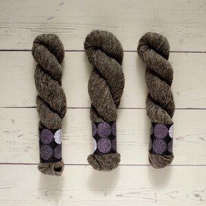 KÄSSÄKERHO POM POM SUOMA SINGLE - RUSKO (BROWNISH GREY)