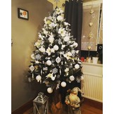 Kunstkerstboom 180 cm - sneeuw, dennenappels en houten stam