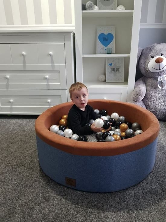 Blauwe ballenbad - stevige ballenbak - 90 x 30 cm - 200 ballen Ø 7 cm - wit, goud, zilver, zwart