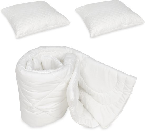 https://cdn.webshopapp.com/shops/307649/files/342944708/1-dekbed-set-winter-deken-160x200--2-kussens-40x40.jpg