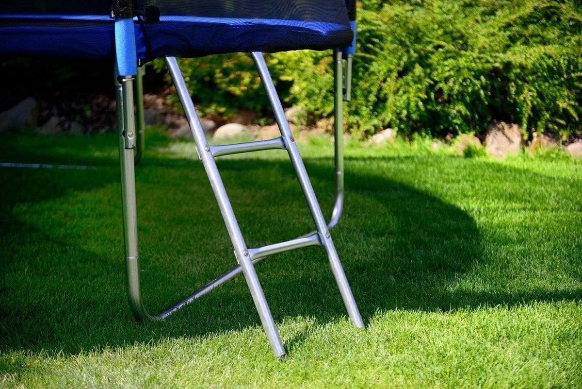 https://cdn.webshopapp.com/shops/307649/files/346075516/4-trampoline-blauw-305-cm-met-net-en-ladder-tot-12.jpg