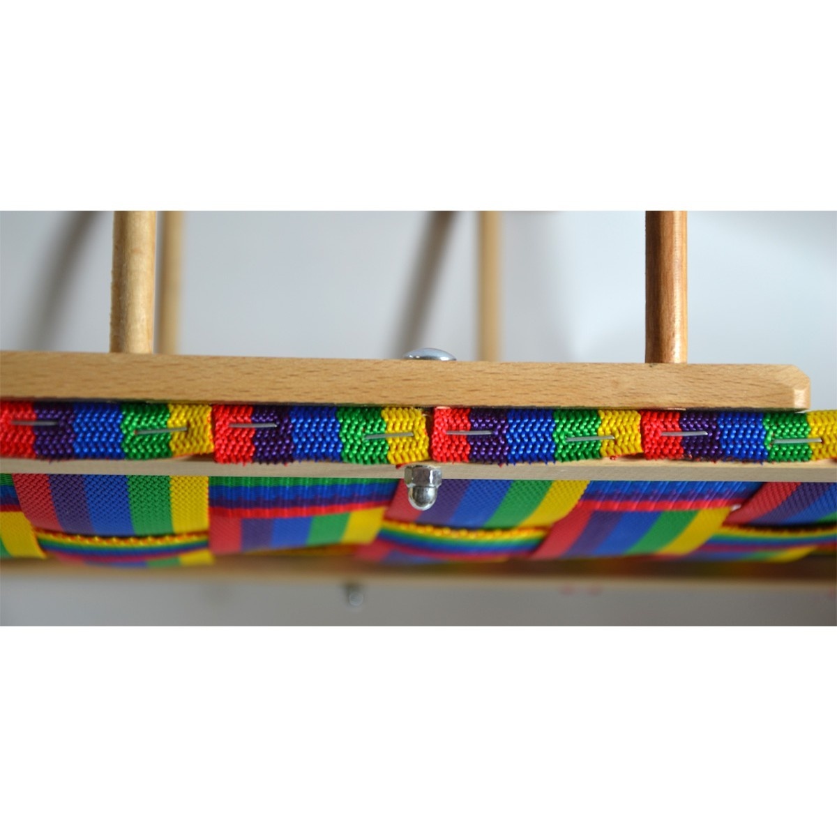 Slee van hout met rugleuning  en gevlochten zitting