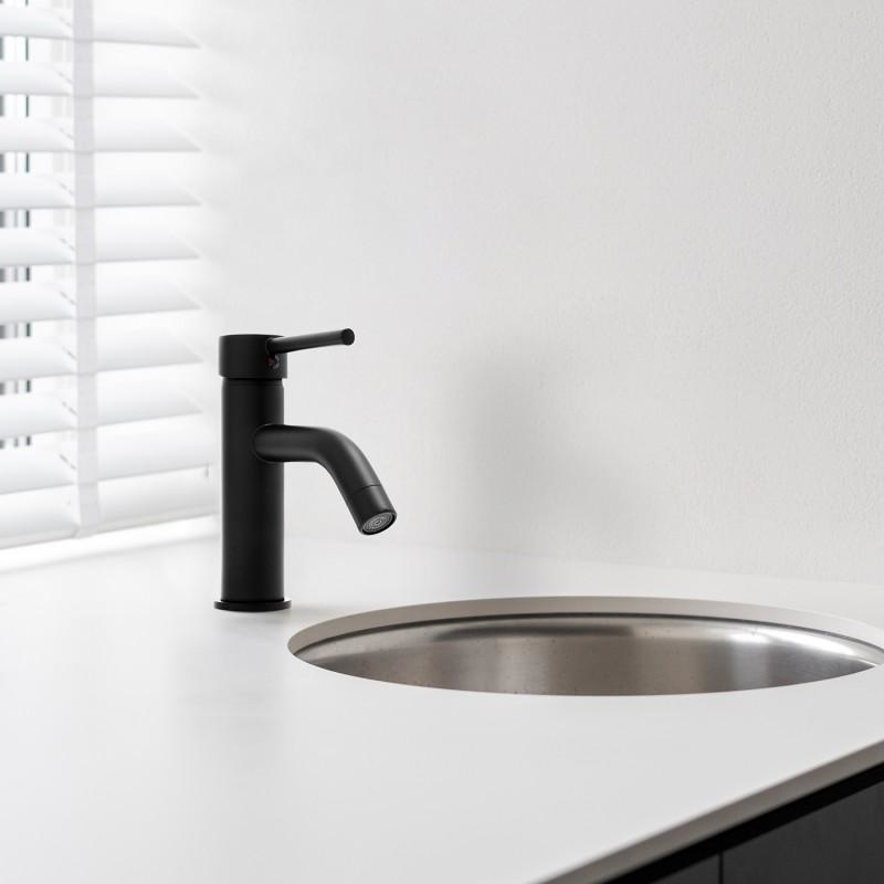 Badkamer wastafel kraan staande zwarte kraan