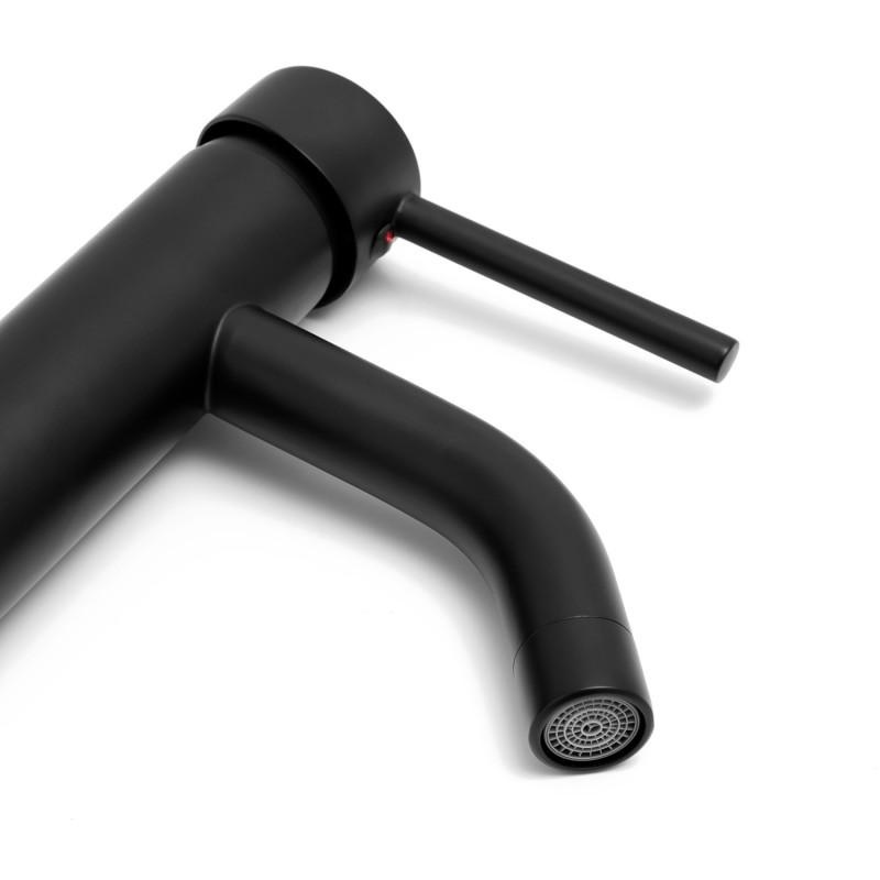 Badkamer wastafel kraan staande zwarte kraan