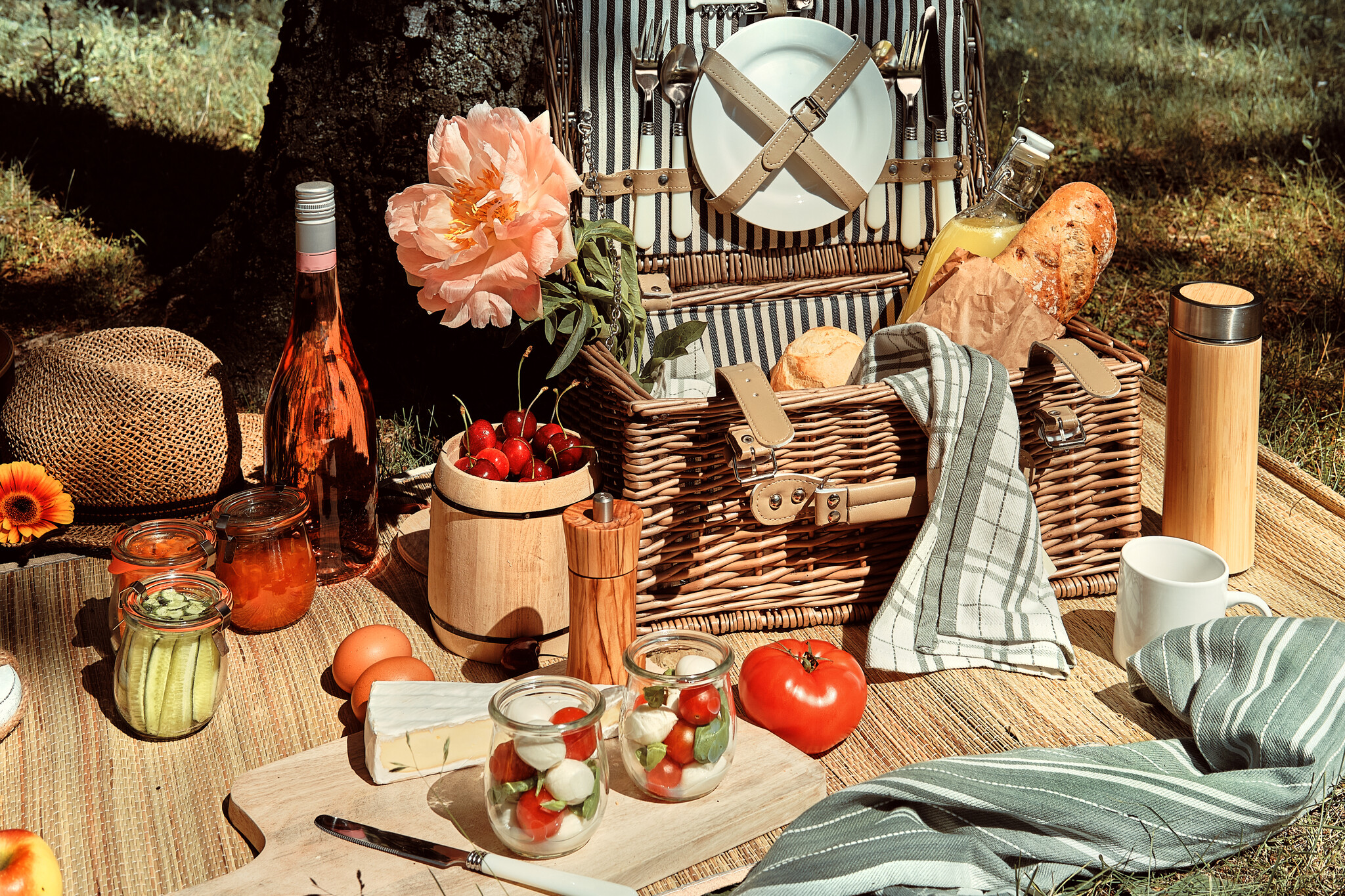 Smullen in stijl in de buitenlucht met een picknickmand