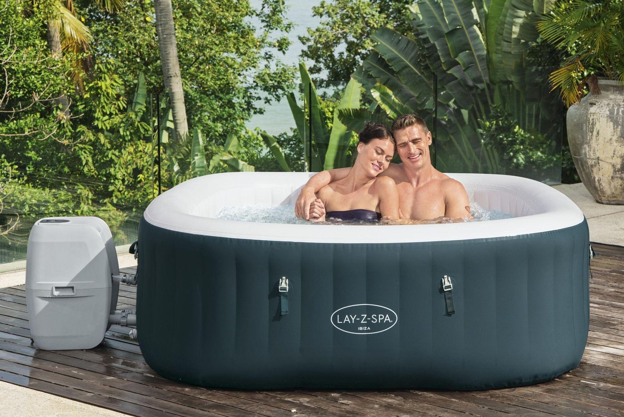 Opblaasbaar bubbelbad: luxe ontspanning in eigen achtertuin.