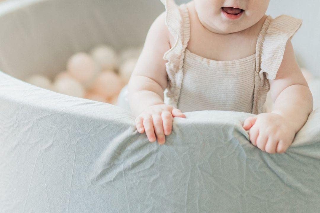 Ballenbak - stevige ballenbad -90 x 40 cm - 200 ballen Ø 7 cm - roze, wit, grijs