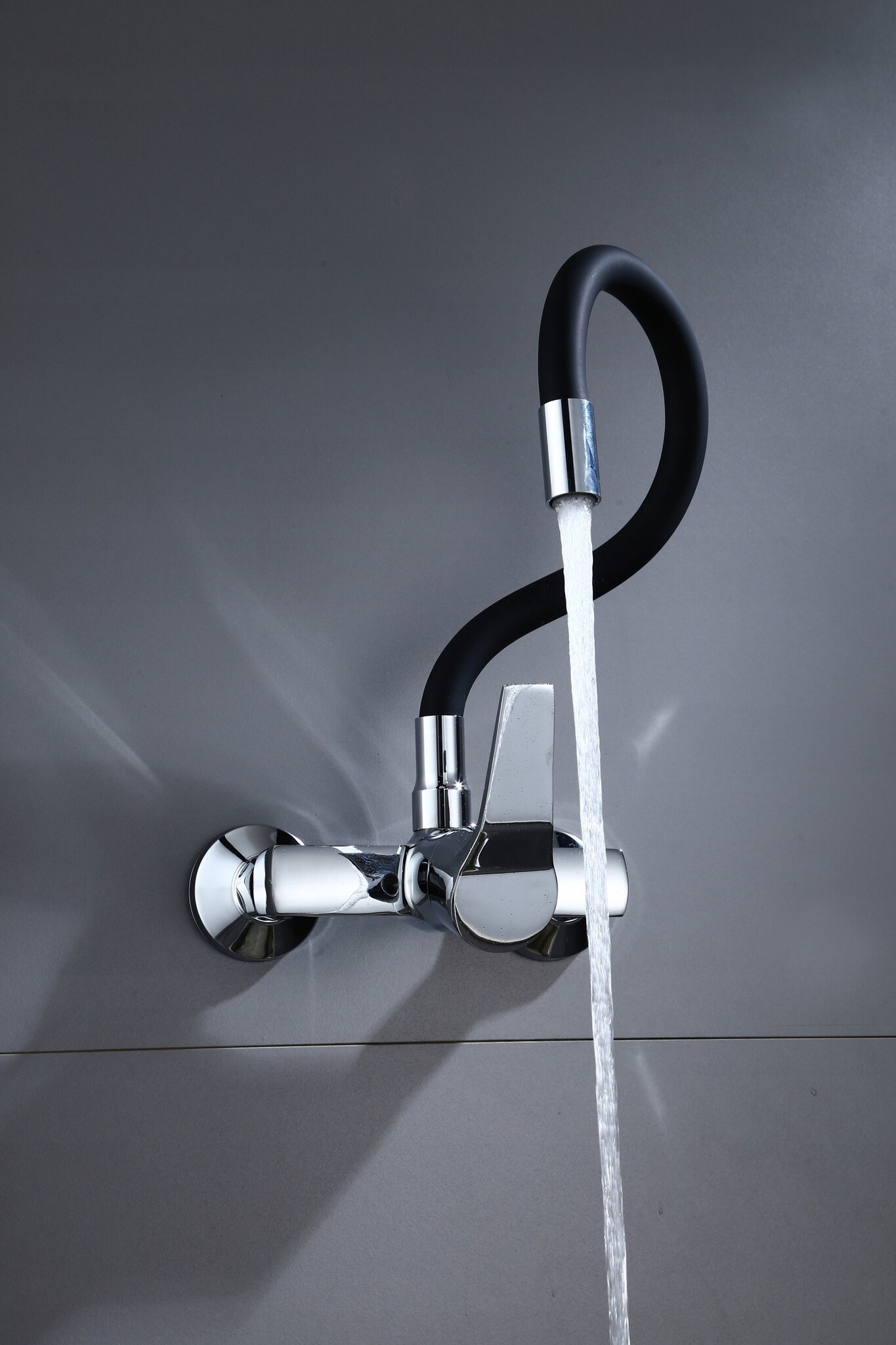 Wand keukenkraan - flexibel - zwart - met montage set